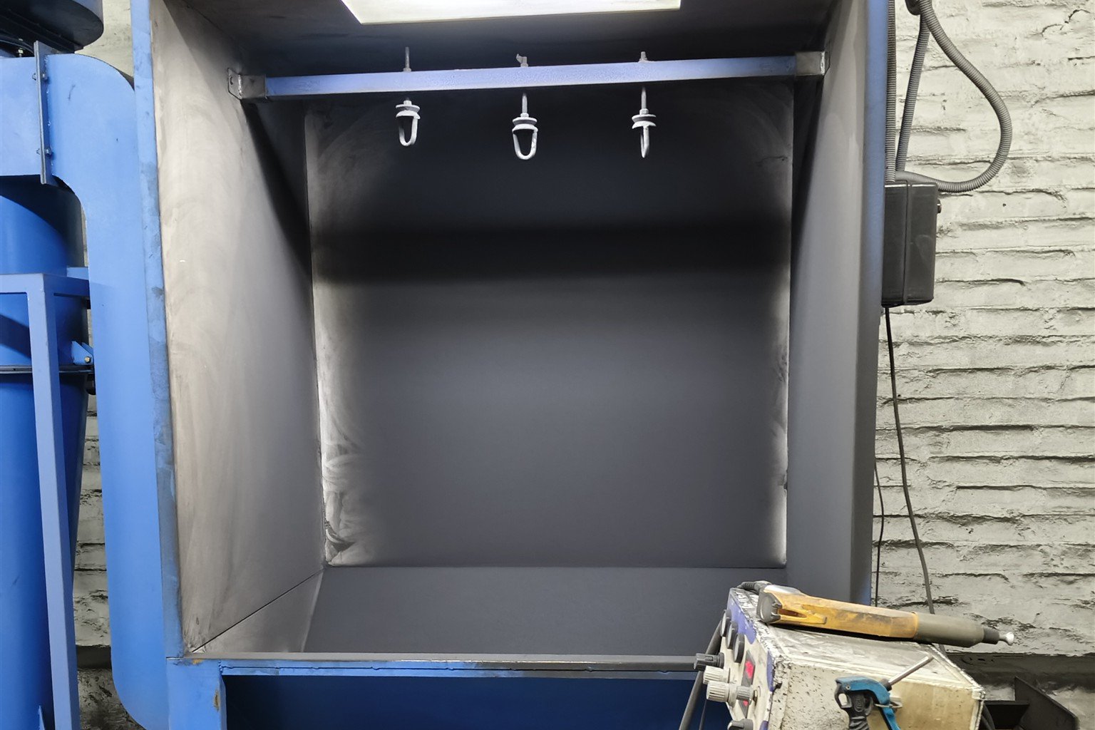 Pentacle's real powder coating booth and spray equipment